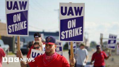 Shawn Fain - Joe Biden - Stellantis - UAW strike: Stellantis and union agree pay rise in tentative deal - bbc.co.uk - Usa - state Illinois - Stellantis