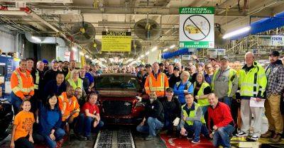 The Final Chrysler 300 Recently Rolled Off the Production Line - thetruthaboutcars.com - Stellantis
