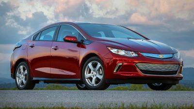 GM Reverses All-In EV Strategy to Bring Back Plug-In Hybrids