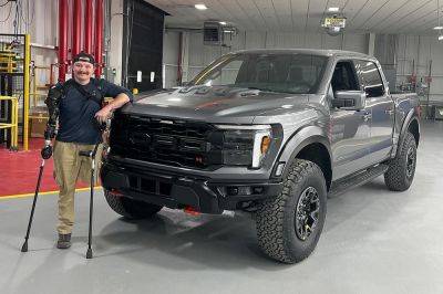 Jim Farley - Ford - Ford Replaces A US Marine's Wrecked Raptor With A New F-150 Raptor R - carbuzz.com - Usa - city Detroit - state Virginia