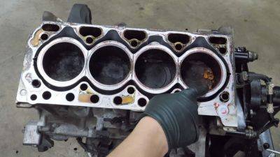 Volvo Engine Teardown Shows What Happens When Rod Bearings Fail Over Time - motor1.com