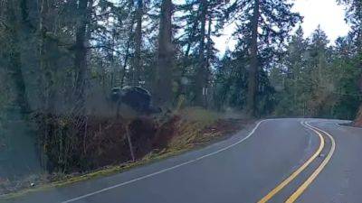 Video: US driver filmed as car launches off embankment - drive.com.au - Usa - state Oregon