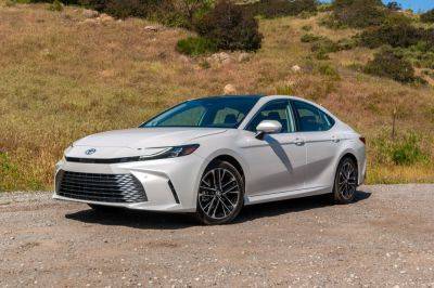 Review: 2025 Toyota Camry hybrid blends into the background - greencarreports.com - state California - North Korea