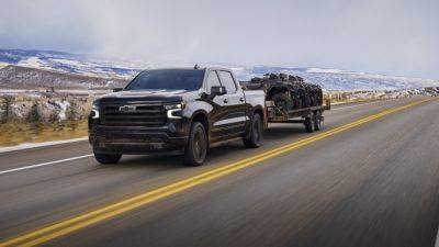 Chevy Silverado HD towing a 20-foot trailer hands-free(!) What could go wrong? - autoblog.com - Los Angeles